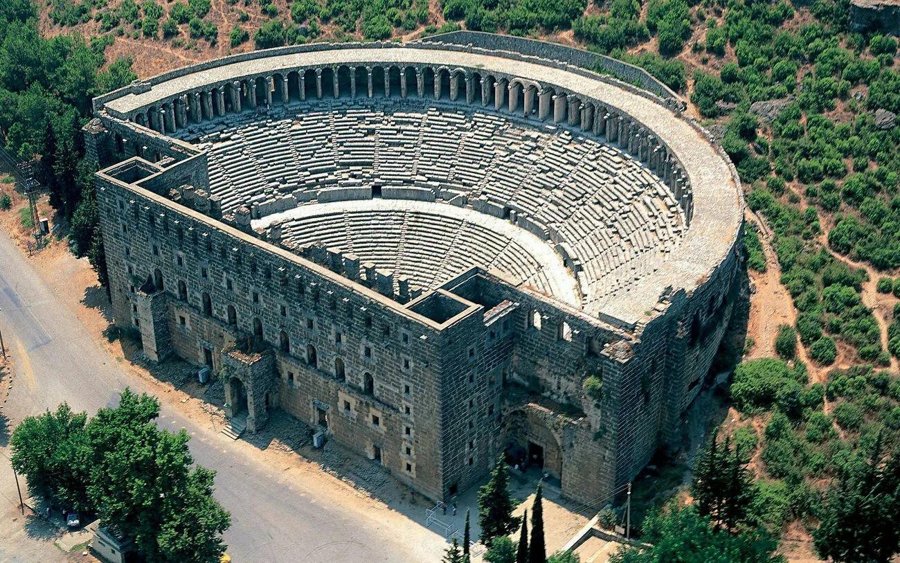 Construido en 155, uno de los mejores teatros de la antigüedad en Aspendos